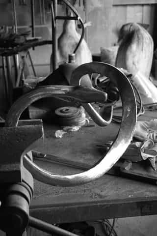 Serpent en acier réalisé à la forge, sculpture, images d'atelier, Aurélien Raynaud